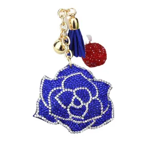 Elegante portachiavi con rosa di strass blu, sfera di cristallo rossa e nappa per donna.