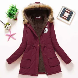 Parka invernale bordeaux da donna con calda fodera in lana d'agnello e cappuccio in pelliccia