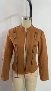 Vue détaillée des boutons métalliques à double boutonnage sur veste en daim.