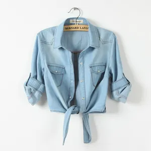 Petite veste courte en jean bleu clair pour femme avec nœud devant et manches retroussées