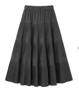 Vista detallada de la textura de una falda larga evasé plisada gris oscuro con elástico