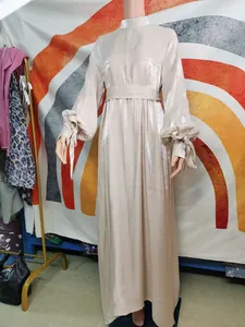 Vue détaillée d'une robe maxi métallisée champagne avec manches bouffantes