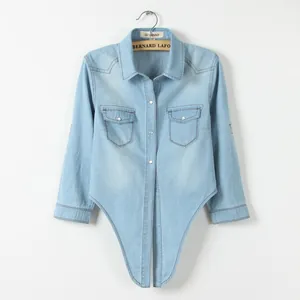 Chemise en jean courte bleu clair avec un ourlet noué et deux poches poitrine de style.
