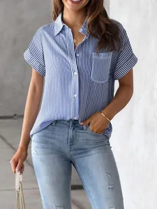 Detalle de camisa informal a rayas azules y blancas para mujer con manga corta y holgada