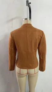 Vue arrière d'un blazer vintage élégant en daim marron avec boutons métalliques dorés