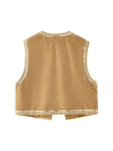 Dettaglio vista posteriore di un gilet in velluto marrone con ricami di paillettes oro