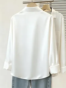 Elegante camicetta in raso bianco da donna con maniche lunghe e finitura lucida posteriore