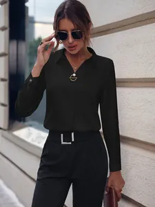Vista detallada de una elegante camisa negra de manga larga para mujer en el trabajo