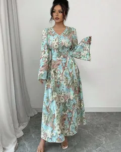 Gesamtansicht des eleganten Maxikleids mit Blumendruck, Trompetenärmeln und V-Ausschnitt