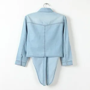 Vue arrière d'une chemise en jean bleu clair avec ourlet noué et empiècement classique