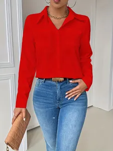 Detalle de elegante camisa roja de manga larga con cuello de solapa y dos bolsillos