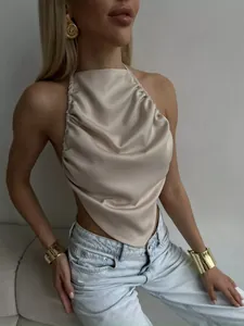 Vue détaillée d'un haut licou en satin champagne avec un ourlet asymétrique chic
