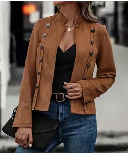 Vue détaillée d'une veste en daim marron avec des boutons métalliques à double boutonnage