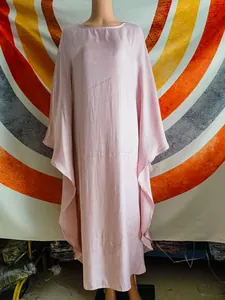 Elegantes rosa loses lässiges Kaftan-Maxikleid mit weichen seidigen Stoffdetails