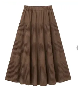Vista detallada de falda midi plisada de línea A en color marrón con diseño a capas