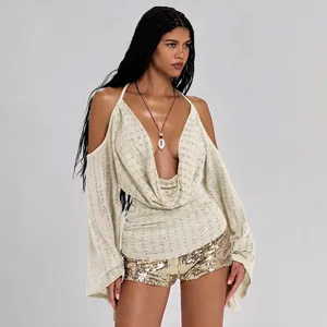 Detailweergave van een sexy crème top met gedrapeerde halslijn en vleermuismouwen