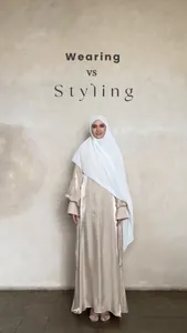 Robe longue dorée à manches bouffantes avec hijab blanc pour un look chic