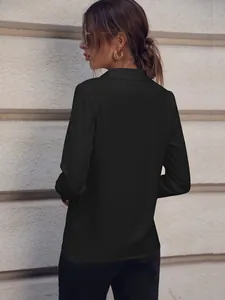 Vista posterior detallada de una camisa negra clásica de manga larga para mujer de estilo oficina