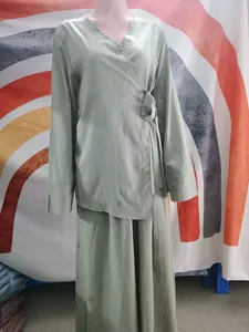 Completo casual due pezzi da donna: camicia incrociata verde salvia e gonna lunga abbinata