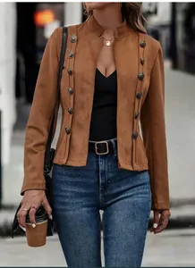 Gros plan sur une veste vintage en daim marron avec boutons métalliques décoratifs