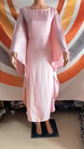 Detailansicht eines rosa Satin-Kaftan-Maxikleides an der Schaufensterpuppe