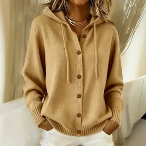 Detailansicht der Damen-Strickjacke mit Kapuze in Camel und praktischem Knopfverschluss