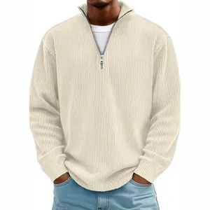 Détail d'un sweat-shirt polo pour homme à manches longues côtelé de couleur crème