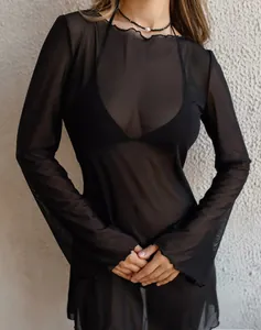 Λεπτομέρεια μαύρου διάφανου διχτυωτού φορέματος με καμπάνα μανίκια για καλοκαίρι