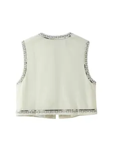 Vista posteriore dettagliata del gilet in velluto bianco panna con paillettes e ricami.