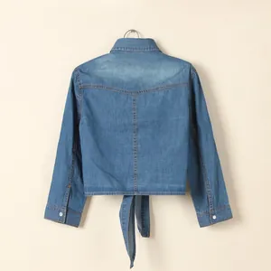 Vue arrière d'une veste courte en jean bleu avec détail d'ourlet noué et manches 3/4