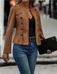 Vue détaillée d'une veste vintage en daim camel avec boutons métalliques et col montant