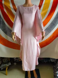 Vorderansicht eines lockeren rosa Satin-Kaftankleids mit drapierten Ärmeln an einer Puppe