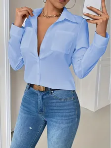 Vista detallada de una elegante camisa azul claro de manga larga con bolsillos frontales