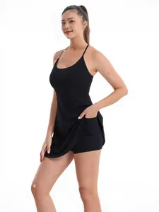 Robe de sport noire sans manches avec short intégré et poche latérale pour le yoga