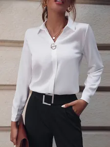 Elegante blusa blanca de manga larga para mujer con un sofisticado detalle de broche de perlas