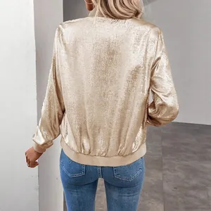 Détail de la vue arrière d'un blouson aviateur doré brillant pour femme avec bords-côtes