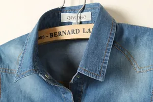 Vue détaillée du col et des boutons d'une chemise en jean de haute qualité