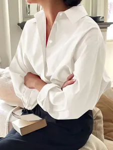Detailansicht einer minimalistischen weißen Oversized-Langarmshirt aus Baumwollpopeline für Damen