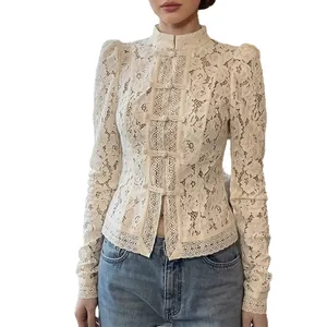 Elegante blusa de encaje para mujer con cuello mandarín e intrincado bordado floral.