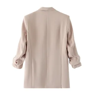 Vista trasera de una americana beige entallada con elegantes mangas fruncidas y diseño