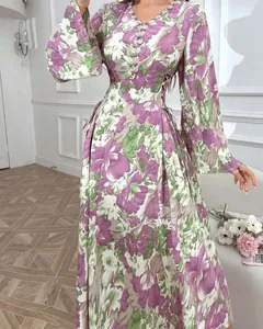 Detailansicht eines lila-grünen Maxikleids mit Blumenmuster und Glockenärmeln