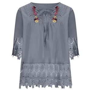 Detail van grijze katoen-linnen blouse met kanten patchwork en borduurwerk