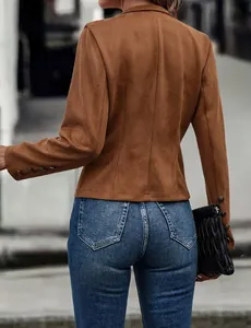 Vue arrière détaillée d'une veste vintage en suédine marron avec boutons dorés
