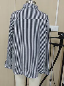 Vista posterior de una camisa casual de manga larga con rayas blancas y negras