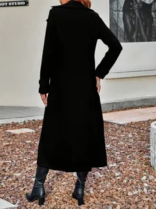 Vista posteriore di un elegante cappotto lungo in lana nero a doppio petto donna