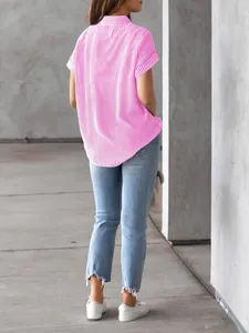 Vista trasera de una mujer con camisa de rayas rosas de manga corta y pantalones vaqueros