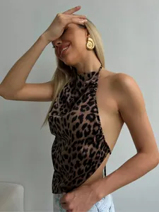 Détail d'un top dos nu sexy à imprimé léopard avec col licou porté par un mannequin