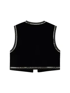 Dettaglio di paillettes e ricami su un gilet in velluto nero senza maniche elegante