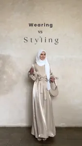 Robe longue en satin champagne avec manches bouffantes et ceinture mode modeste