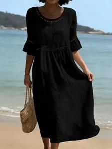 Vestido midi negro elegante con cuello redondo y encaje calado para vacaciones de verano